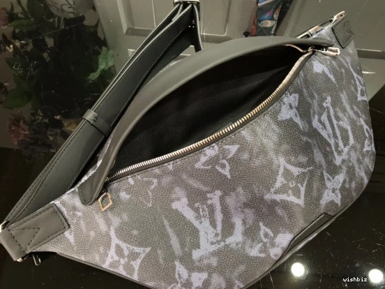 WIS LOUIS DISCOVERY VUITTON BUMBAG 0211